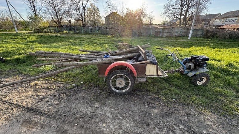 Ставрополец срубил 10 акаций в лесополосе и попал под уголовное преследование Полицейские задержали жителя Изобильненского округа, который вёз в прицепе для мотоблока распиленные стволы белых акаций. В отделе МВД выяснилось, что мужчина срубил деревья незаконно. Он хотел построить сарай. За незаконную рубку лесных насаждений и ущерб на 100 тыс. рублей возбудили уголовное дело, сообщили в краевом управлении полиции. По действующему законодательству ставропольцу может грозить до четырёх лет лишения свободы.