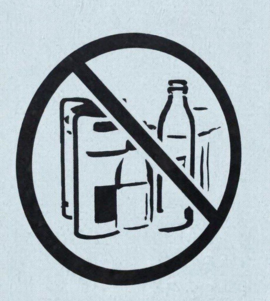 На Дальнем Востоке планируют ограничить продажу алкоголя и сигарет Правительство России утвердило новую Стратегию демографической политики Дальнего Востока до 2030 года и на перспективу до 2036 года Одним из ее инструментов станет ограничение доступности алкоголя и никотинсодержащей продукции в рознице Соответствующее распоряжение 170 р подписал председатель правительства Михаил Мишустин Согласно документу в дальневосточных регионах планируется внедрить комплекс мер по снижению потребления алкоголя включая ограничения доступности его розничной продажи Речь идёт о контроле количества и расположения торговых точек с учётом их близости к жилым домам и социальным объектам а также о регламентации времени и условий торговли Эти меры увязаны с действующими федеральными концепциями по сокращению потребления алкоголя до 2030 года и противодействию употреблению табака и никотинсодержащей продукции до 2035 года В правительстве подчёркивают что формирование культуры здорового образа жизни рассматривается как один из факторов демографической устойчивости Дальнего Востока наряду с повышением качества жизни и снижением социальных рисков