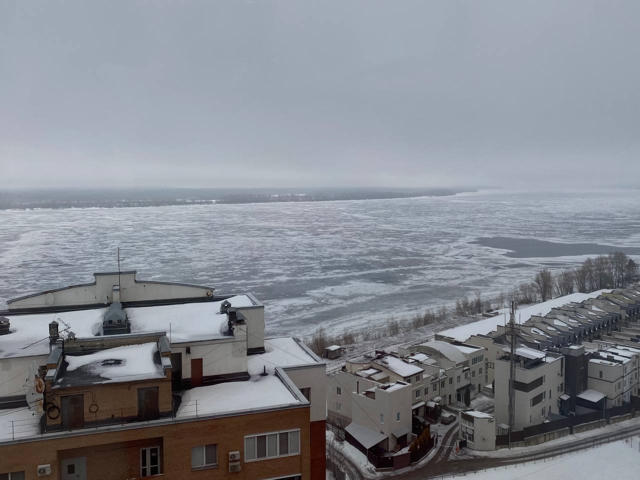 С 12 марта движение судов на воздушной подушке маршрута "Самара-Рождествено" временно приостановлено.  Такое решение приняли в связи с продолжающейся подвижкой льда на Волге. О возобновлении движения СВП объявят дополнительно. Об этом сообщили в Самарском речном пассажирском предприятии.    ГТРК Самара