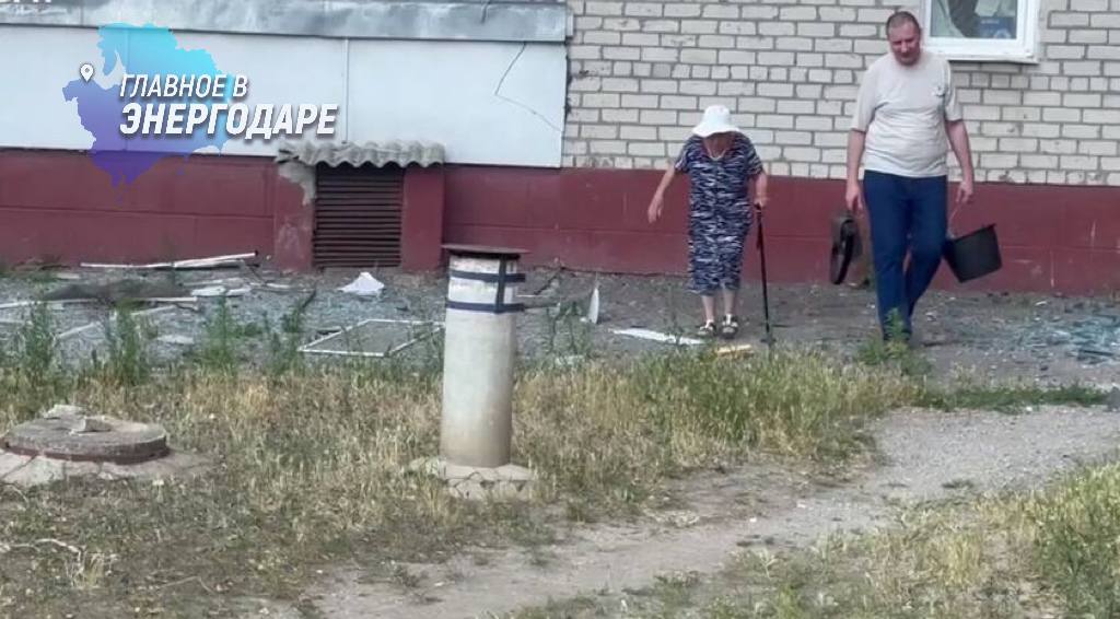 Жителям Васильевки передали гуманитарную помощь после обстрела   После удара ВСУ по жилому кварталу Васильевки, где пострадали более десяти квартир, «Народный фронт» доставил 200 продуктовых наборов и питьевую воду. Военных объектов рядом не было.  Людям привезли крупы, хлеб, консервы — все самое необходимое. Помощь доставляли оперативно, несмотря на непростую обстановку.