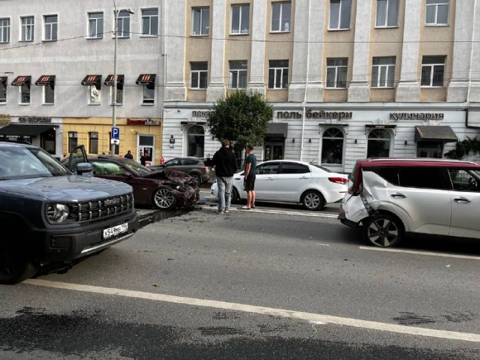 Массовое ДТП с участием элитных авто парализовало движение в центре Екатеринбурга ФОТО В Екатеринбурге вечером 22 июля на улице Малышева в ДТП пострадали сразу 6 автомобилей. Как сообщили порталу Uralweb.ru очевидцы, водитель BMW подрезал автобус и перестроился в его полосу. В итоге зацепил машину, которая поворачивала на Банковский переулок и собрал остальные. Судя по фотографиям, серьезно пострадали сразу несколько дорогих авто, в том числе и спорткар. На место ЧП приехала скорая помощь. В центре собралась большая пробка. Особенно по Малышева. Мы выясняем подробности.