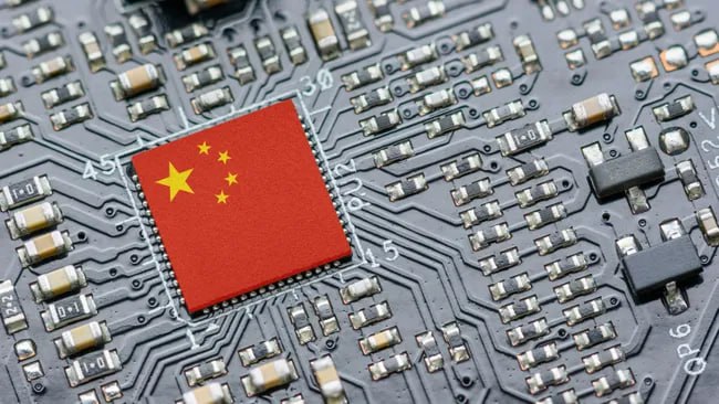 В Китае готовят собственную альтернативу BIOS и UEFI прошивку под названием UBIOS Над проектом работают тринадцать компаний включая Huawei и Kunlun Tech под контролем Китайского института стандартизации электроники Главная цель уменьшить зависимость от западных технологий включая механизмы безопасности UEFI и TPM UBIOS рассчитана на современные чиплетные системы объединяющие процессор графику и нейронные модули и поддерживает x86 Arm RISC V и национальную LoongArch Прошивку планируют использовать в ПК серверах бытовой электронике автомобилях и IoT устройствах а также интегрировать с китайскими Linux дистрибутивами вроде Kylin и UOS Эксперты отмечают что проект может создать полностью замкнутую китайскую экосистему от загрузки до пользовательского интерфейса Пока неясно откроют ли стандарт для иностранных производителей прошивок вроде Insyde AMI или Award