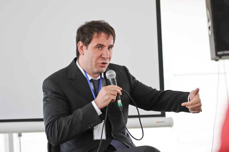 Росимущество продает газовый актив челябинского экс губернатора Юревича На торги выставлен контрольный пакет ОАО Челябинскоблгаз заявки желающих принимаются до 25 ноября Реализовать предполагается 57 6 акций 5 млн 739 тысяч 315 из 9 млн 964 тысяч 500 Прежними владельцами доли в бизнесе были сам Михаил Юревич и его деловой партнер объявленный в розыск экс депутат Госдумы Вадим Белоусов Макфа попала под национализацию в конце марта 2024 года Основатель холдинга челябинский экс губернатор Михаил Юревич уехал в Лондон и заочно арестован Его бизнес партнер депутат Госдумы Вадим Белоусов не явился на оглашение приговора по делу о коррупции родные просят объявить его пропавшим без вести По итогу в мае компания перешла в собственность государства а ее активы на сумму 100 триллионов рублей были арестованы Сейчас адвокаты продолжают попытки отменить это решение Главный политический канал Урала Мы в МАХ