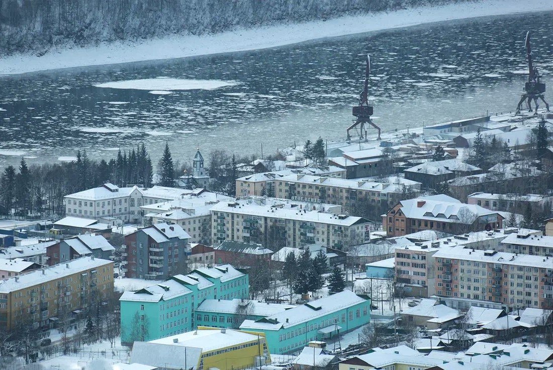 Жители Бодайбинского муниципального района с 1 февраля начнут летать в Иркутск по специальному тарифу Воспользоваться им можно будет на рейсах авиакомпании ИрАэро Она победила в конкурсных процедурах по определению перевозчика их провело министерство транспорта и дорожного хозяйства региона Высокая стоимость билетов из Иркутска в Бодайбо долгое время являлась одним из самых острых вопросов местных жителей Для изменения ситуации разработана новая схема поддержки авиасообщения с отдаленными территориями изменен региональный Порядок субсидирования авиаперевозок Стоимость авиабилета составит 13902 5 рублей сказал Губернатор Иркутской области Игорь Кобзев Специальным тарифом смогут воспользоваться жители Бодайбинского муниципального округа имеющие прописку Остальные будут приобретать билеты по полной стоимости В дальнейшем эту схему планируется распространить и на другие авиамаршруты в отдаленные районы Иркутской области Фото пресс службы администрации муниципального образования г Бодайбо и района Подписывайтесь на Правительство Иркутской области в МАХ