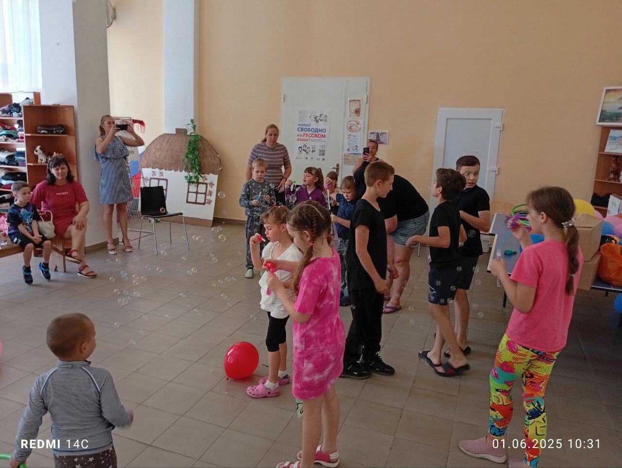 В Любимовке прошла яркая игровая программа ко Дню защиты детей Дети вместе со своими семьями собрались, чтобы весело провести время и поддержать праздник. Ребята играли в разные увлекательные игры, танцевали под зажигательную музыку и познакомились с национальными играми, которые подарили много радости и новых впечатлений. В этот день детская дружба засияла особенно ярко: дети поддерживали друг друга, улыбались и делились позитивными эмоциями. Веселье и смех наполняли всё вокруг! В конце праздника всех ждал сладкий подарок — вкусное мороженое и другие сладости, которые стали приятным завершением насыщенного дня. Мероприятие организовано было местной администрацией совместно с ТОС. "Спасибо нашим маленьким героям и их семьям за тепло, энергию и хорошее настроение!", - поделилась начальник территориального отдела Ирина Добрянская. Сайт Администрации Каховского МО VK ОК