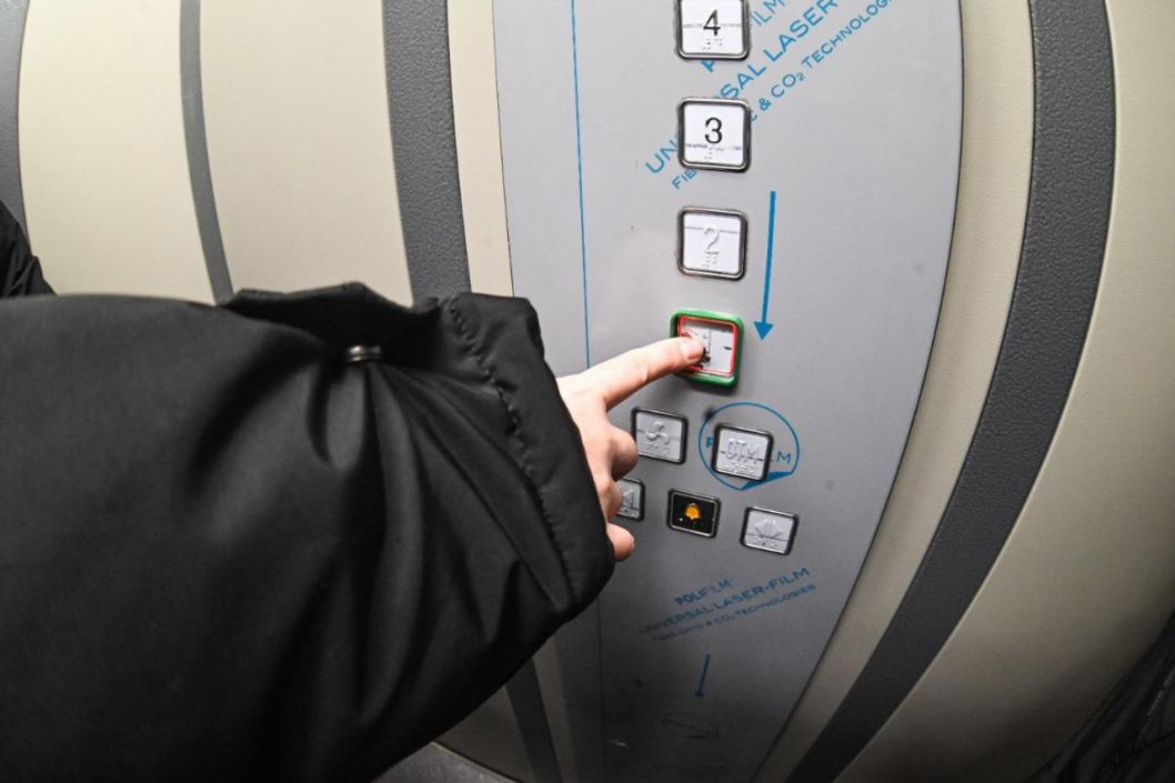 В Тюменской области до 2030 года заменят 810 лифтов В рамках капремонта новые подъёмники появятся в 321 многоквартирном доме. Власти уже обновили около 1100 лифтов, а регион входит в число лидеров по темпам замены. В 2025 году заменят ещё 128 лифтов в 47 домах. Для домов со спецсчетами прорабатываются варианты рассрочки и авансирования работ.