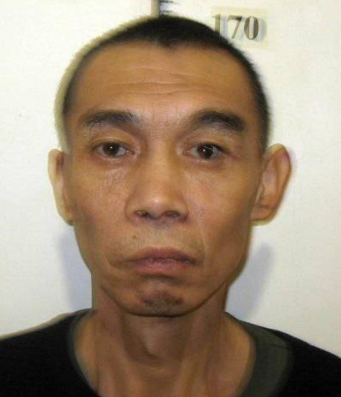 Китаец сбежал из колонии под Уссурийском В Приморье ищут гражданина Китая осуждённого за незаконное пересечение границы России Мужчина сбежал из колонии поселения 37 расположенной в селе Дзержинское Октябрьского района По данным регионального УФСИН рост беглеца 170 175 см телосложение среднее волосы тёмные и короткие глаза карие На нём был чёрный пуховик до колен с капюшоном тёмные брюки и зелёные ботинки с красной эмблемой китайской символикой   Иностранец был осуждён на 1 год 6 месяцев В колонии поселении заключённые живут без охраны но под надзором администрации и могут передвигаться по территории Однако уходить за пределы зоны им запрещено В розыск подключены сотрудники ФСИН МВД и пограничной службы Жителей просят сообщать любую информацию о возможном местонахождении сбежавшего