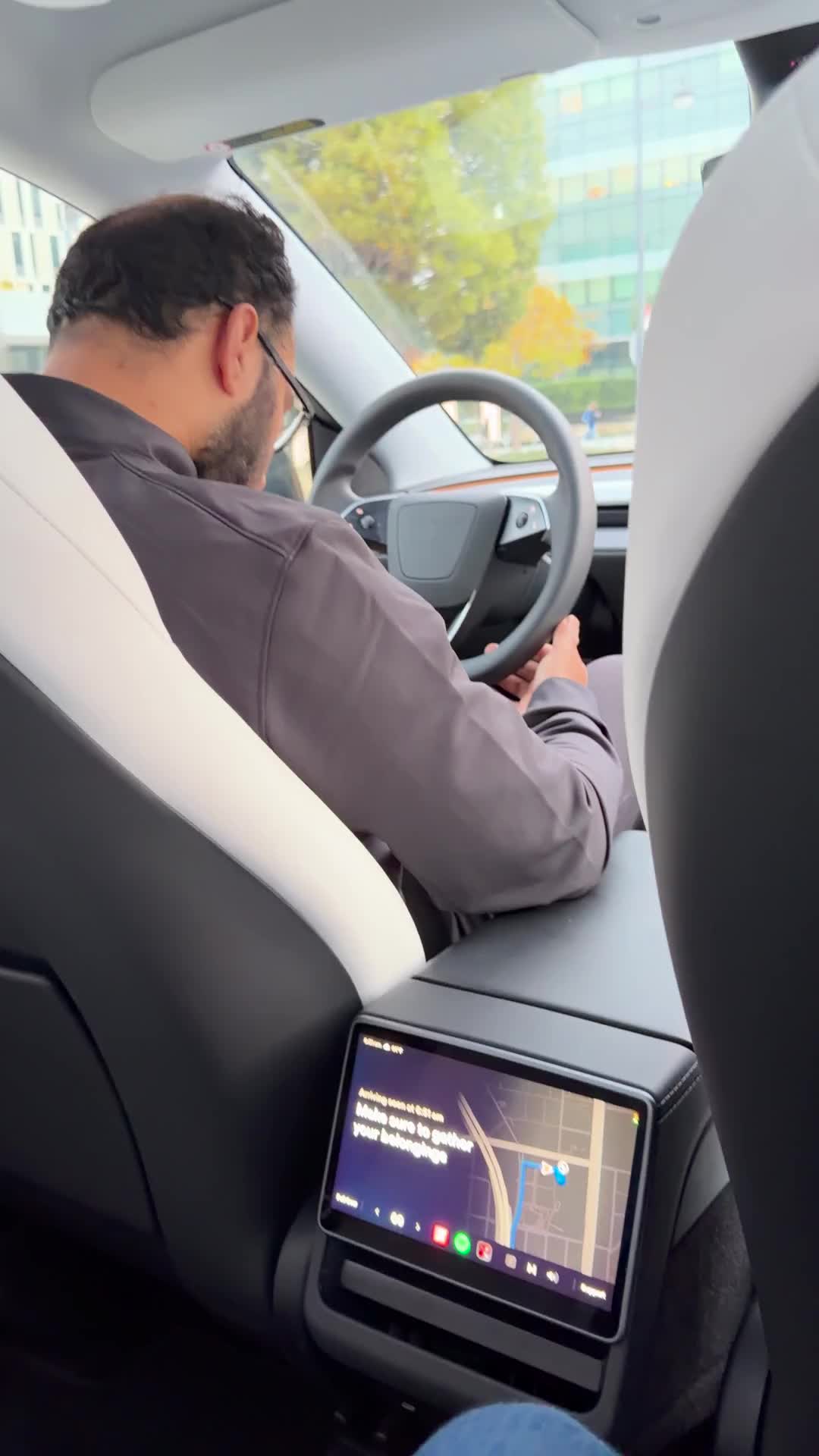 Водитель роботакси Tesla заснул во время поездки, пассажир снял видео