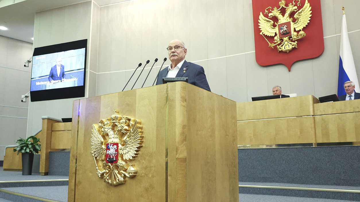 Никита Михалков, выступая в Госдуме, раскритиковал центральные телеканалы за то, что они не освещали Великорецкий крестный ход. – Этому крестному ходу 600 лет. Люди каждый год 180 км проходят пешком пять дней, читая молитвы, неся иконы и так далее. Это происходит в Кировской области. Хорошо это? Прекрасно. 30 тысяч человек там было. А теперь скажите мне: сколько времени было на центральных каналах уделено этому празднику?.. Вы знаете, народ, который стесняется своей религии, своей истории, своей культуры, своей традиции, у него нет перспективы, он пуст, он не имеет иммунитета. И тогда в результате, так или иначе, он больше всего может стать добычей для порабощения. Мы должны это понимать, осознавать и внедрять.