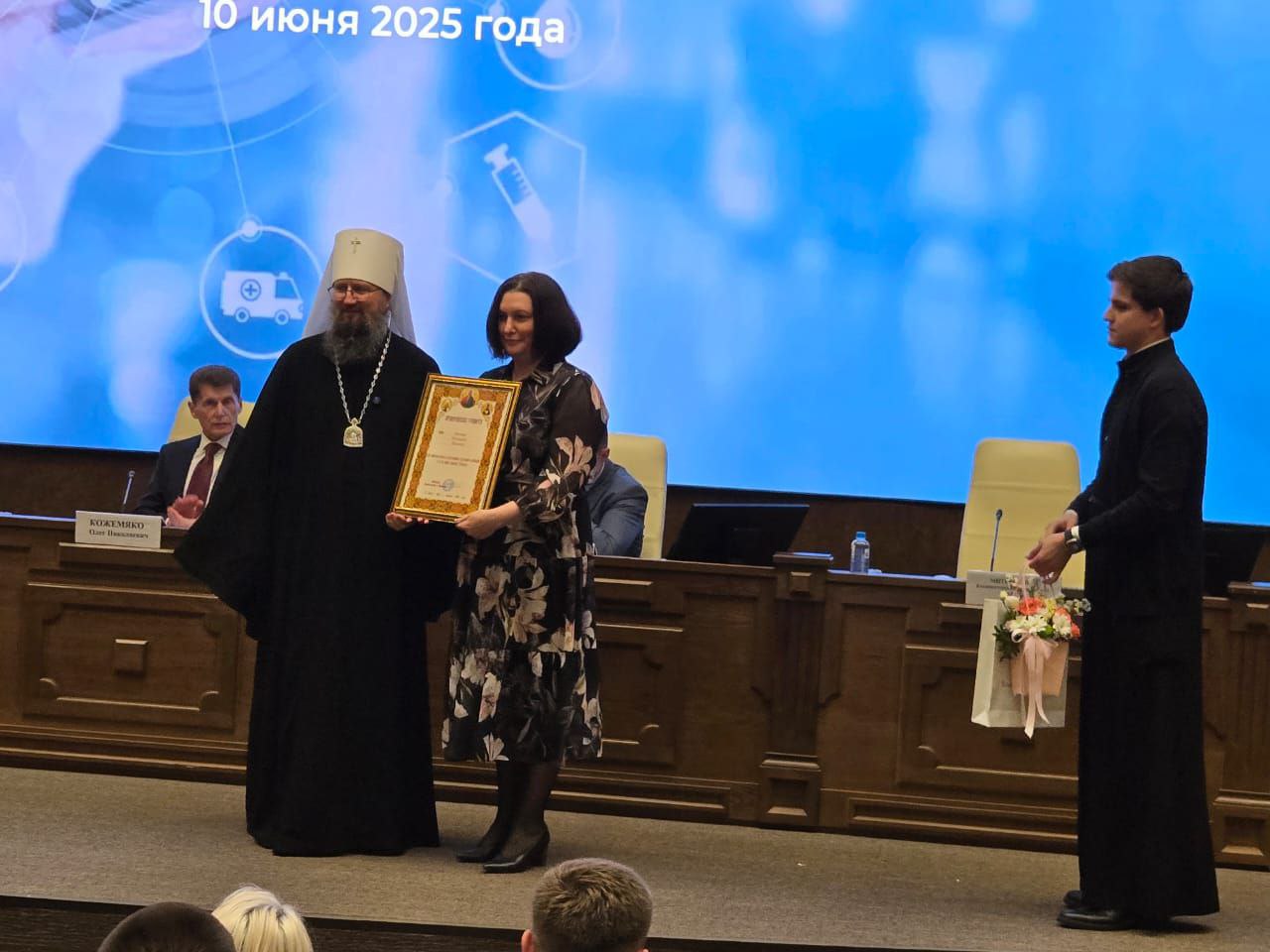 Коллегия министерства здравоохранения «Во имя Отчества: медицина на службе Родины» прошла сегодня в Правительстве Приморского края. Представители всех медучреждений собрались вместе, чтобы обсудить интересующие вопросы. В заседании приняли участие губернатор края Олег Кожемяко, министр здравоохранения Евгений Шестопалов и другие почётные гости. В ходе встречи прошла церемония чествования отличившихся медиков. Награды был удостоен и Приморский краевой перинатальный центр. Заведующая женской консультацией Александра Шалагина отмечена благодарностью от Русской православной церкви. Медики также обсудили вопросы оказания помощи ветеранам Великой Отечественной войны, которая осуществляется, в том числе - с выездом на дом, специализированной помощи действующим военнослужащим, помощи участникам и ветеранам СВО, членам их семей, и многие другие актуальные сейчас вопросы.