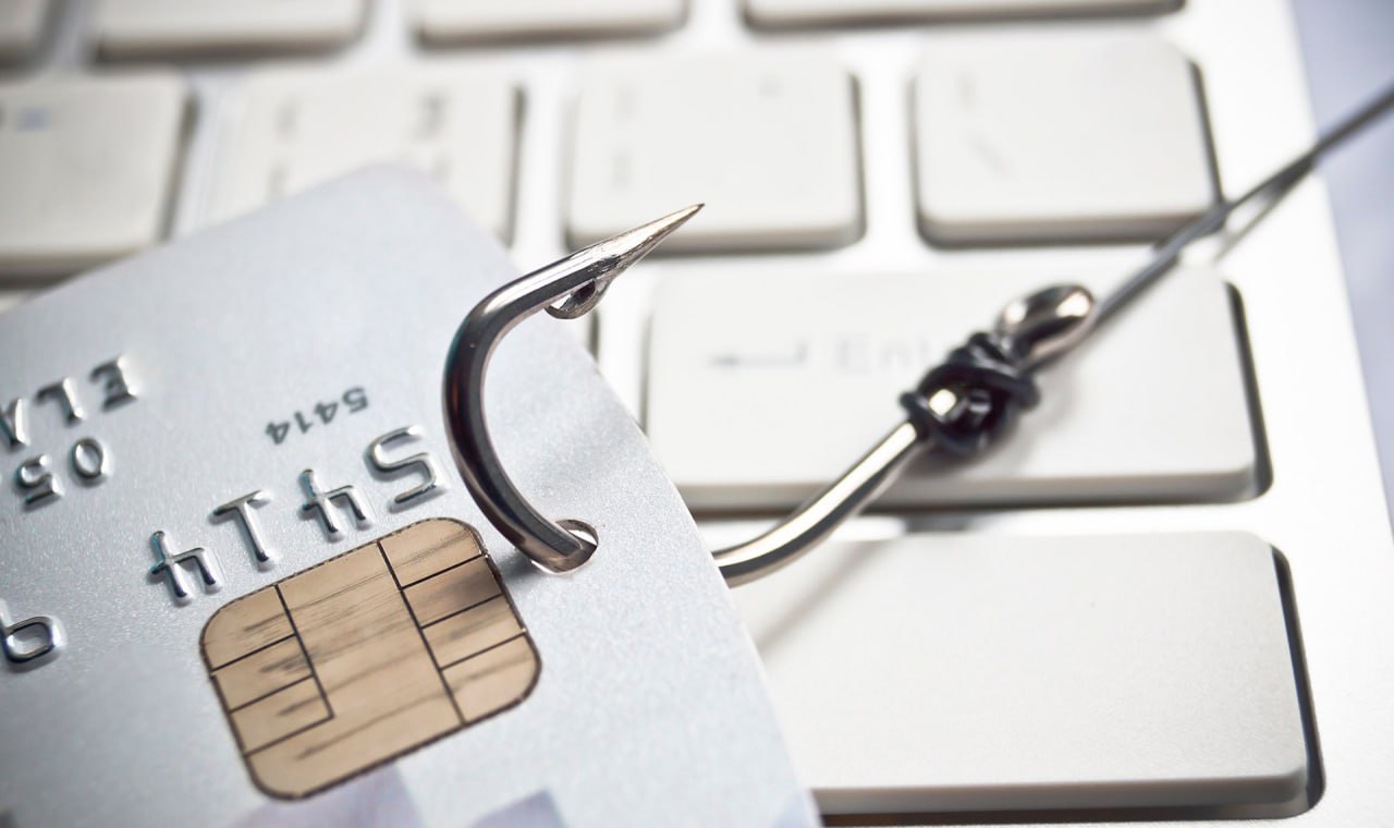 Молодого жителя Карачаево Черкесии мошенники убедили продать иномарку а потом потребовали ещё денег В Черкесске в полицию обратился 22 летний местный житель Аферисты убедили парня продать его Toyota Camry и полученные 1 млн 373 тысячи рублей перевести на безопасный счёт На этом жулики не остановились Потом они потребовали от жителя Черкесска ещё 300 тысяч рублей Эту сумму парень не переводил он понял что стал жертвой мошенников и пошёл в полицию сообщили в МВД по Карачаево Черкесии Правоохранители разбираются в ситуации   Подписывайтесь на Аргументы и Факты Северный Кавказ Telegram МАХ