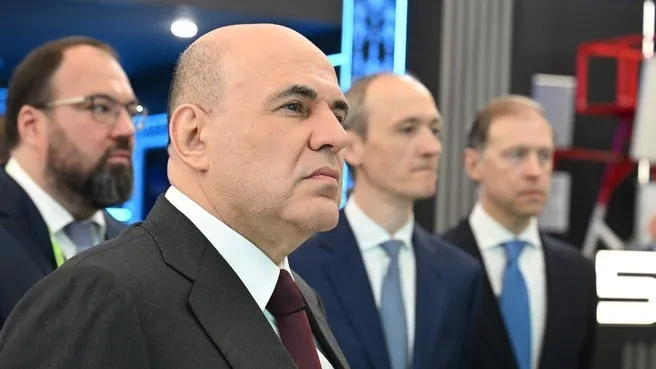 Мишустин рассказал о быстром росте отечественной IT отрасли Главные заявления премьера на пленарной сессии конференции Цифровая индустрия промышленной России ЦИПР в Нижнем Новгороде IT отрасль остается одной из самых быстрорастущих в российской экономике за шесть лет ее доля в структуре ВВП удвоилась Впервые с 2022 года экспорт отечественных цифровых программ и услуг связанных с созданием ПО вырос на 15 Российский софт используют более чем на десяти миллионах рабочих мест на тысячах предприятий по стране Его применяют в геологоразведке экологии электроэнергетике нефтегазовой и нефтехимической отраслях Более половины российских предприятий уже используют ИИ Рынок облачных сервисов за шесть лет вырос более чем в четыре раза Инвестиции в IT отрасль окупаются она является драйвером российской промышленности