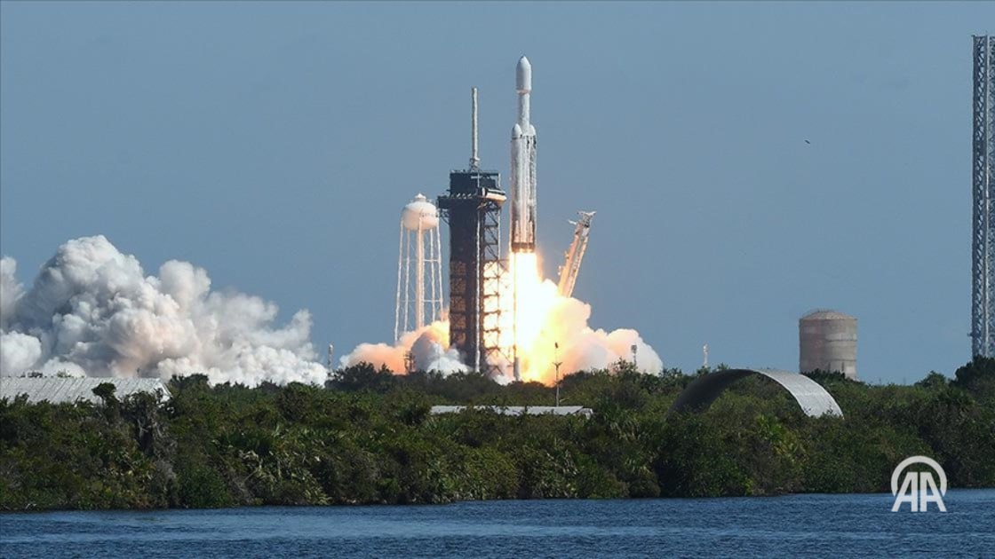 Израиль с помощью компании SpaceX, принадлежащей американскому миллиардеру Илону Маску отправил в космос спутник связи «Дрор-1», который обеспечит услугами связи органы безопасности . В новостях израильского государственного телевидения KAN говорится, что спутник связи «Дрор-1», разработанный компанией Israel Aerospace Industries IAI , прослужит 15 лет. «Дрор 1» был запущен утром ракетой SpaceX Falcon 9 с базы на мысе Канаверал в США. Спутник устранит зависимость Израиля от инфраструктуры частных компаний в области связи. Израильская экономическая газета «Глобс» сообщила, что стоимость спутника «Дрор-1», разработанного по заказу правительства, составила 200 миллионов долларов. В 2016 году Израиль в сотрудничестве со SpaceX попытался отправить в космос спутник связи «Амос 6», но попытка провалилась из-за взрыва ракеты Falcon 9 во время запуска. 24/7 в сутки с Агентством «Анадолу»