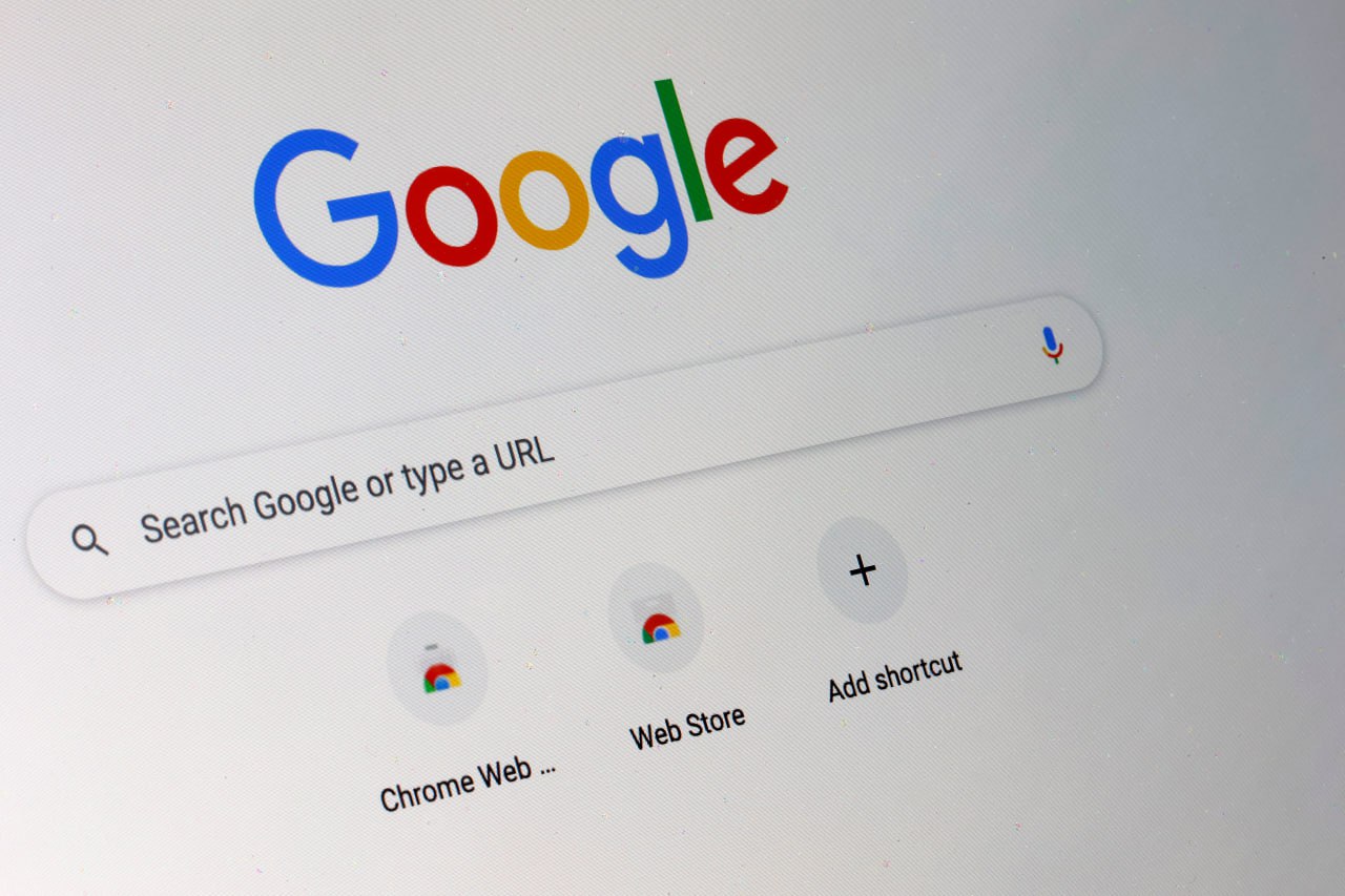 Google интегрировала в поисковую систему аналог ChatGPT Как пишет Financial Times, со вторника все американские пользователи поисковика Google и браузера Chrome могут активировать так называемый ИИ-режим, который вместо традиционной поисковой выдачи предоставляет возможность вести диалог в формате "вопрос-ответ" по аналогии с ChatGPT. Выступая на ежегодной конференции Google для разработчиков, глава Alphabet Сундар Пичаи назвал нововведение "полным переосмыслением поиска". Фото: Chesnot/Getty Images