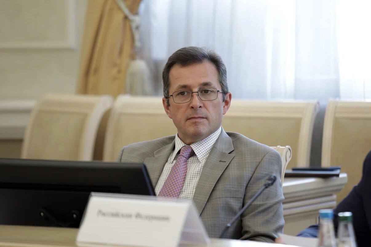 Сегодня в Минске прошел второй раунд межгосударственных консультаций о совершенствовании деятельности СНГ В них участвовали делегации Азербайджана Армении Белоруссии Казахстана Киргизии России Таджикистана Узбекистана Рассмотрены в том числе следующие вопросы совершенствование принципов подготовки заседаний уставных органов Содружества популяризация деятельности СНГ и расширение внешних связей организации оптимизация работы органов отраслевого сотрудничества и базовых организаций повышение эффективности деятельности Исполкома СНГ внедрение в нее новых цифровых технологий совершенствование договорно правовой базы Содружества Российскую делегацию на переговорах возглавлял директор Первого департамента стран СНГ МИД России М В Агасандян СНГ