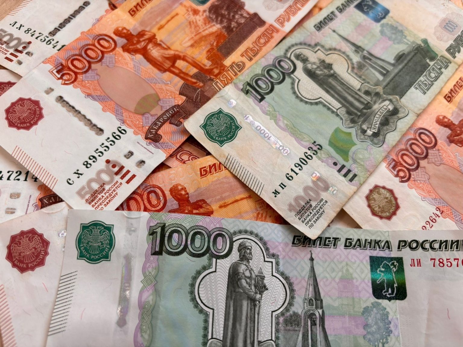 Более 670 тысяч рублей не выплатила своим детям злостная алиментщица в ЕАО Жительница Смидовичского района неоднократно привлекалась к административной ответственности за уклонение от уплаты алиментов Она не пыталась трудоустроиться и не оказывала своим детям никакой помощи Таким образом у неё образовалась задолженность в размере 673 1 тысяч рублей Женщину осудили к принудительным работам Подробнее по ссылке riabir ru 469555