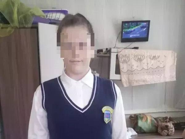 В Ростове нашли живой пропавшую без вести 13-летнюю школьницу О местонахождении Екатерины М. не было информации с 21 апреля. Катя пропала днем 21 апреля после ссоры в школе. Последний раз местные видели девочку в парке Собино, там же обнаружили ее рюкзак. Поиски девочки длились сутки. Всю ночь ребенок находился на улице один. Только утром 22 апреля стало известно, что ее нашли живой. Оказалось, что школьница заблудилась и не смогла найти путь домой. Ее обнаружили в районе Вертолетного поля.