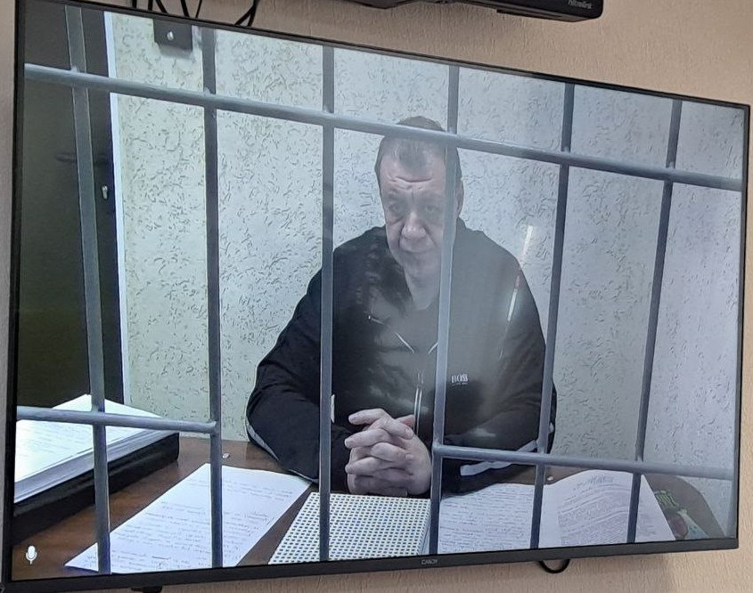 Новое в громком деле экс заместителя губернатора Обвиняемого Дедова этапируют в Курск из Москвы В Ленинском райсуде Курска рассмотрели меру пресечения бывшему заместителю губернатора Курской области Алексея Дедову и юрисконсульту Дмитрию Шубину Резонансное дело связано с хищениями на строительстве фортификаций в курском приграничье Арестованный Дедов обвиняется в двух преступлениях по ч 6 статьи 290 УК РФ получение взяток пребывающий под домашним арестом Шубин по ч 4 статьи 291 1 УК РФ посредничество во взяточничестве Экс замгубернатора находится в столичном СИЗО 1 УФСИН России Ему было отказано в изменении меры пресечения на более мягкую Дедов оставлен под стражей до 5 мая Суд постановил перевести этапировать его в СИЗО Курска для участия в судебном разбирательстве в качестве подсудимого Как отметили в суде Дедов пребывал в хорошем настроении Сказал что рад видеть курские лица и что на родной земле будет чувствовать себя лучше Посмотрим дальше будет также весело