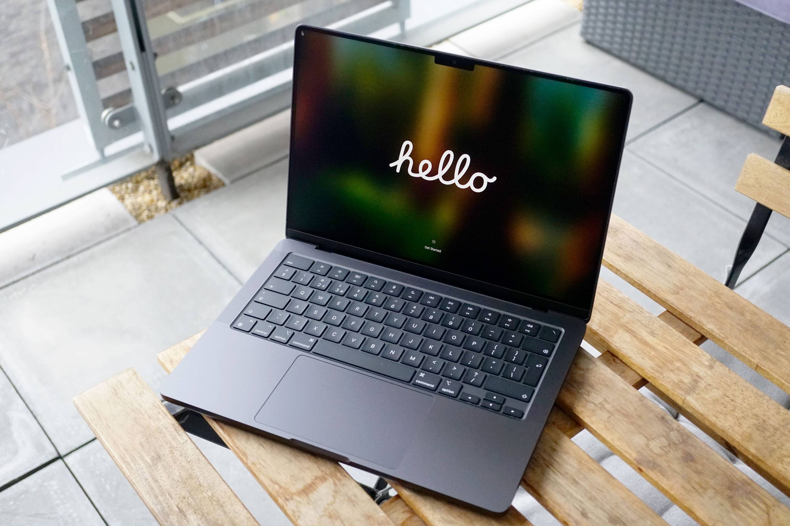 #слухи MacBook в 2026 году получит OLED-дисплеи Gen 8.6 от Samsung   Так утверждает корейское издание Dealsite со ссылкой на источники в цепочке поставок. Ранее уже стало известно о производстве компанией Samsung Display специальных версий OLED-дисплеев «UT One» 8-го поколения для MacBook Pro. Это версия OLED, которая использует оксидную подложку TFT, имеет ультратонкую структуру, а также обладает низким энергопотреблением и поддерживает ProMotion.   Samsung, как ожидается, будет самостоятельно производить OLED-панели для MacBook в следующем году. Сначала такой дисплей получит MacBook Pro в новом дизайне, а позднее и MacBook Air, но у него может быть версия OLED-дисплея чуть попроще.