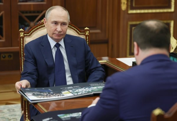 Владимир Путин принял губернатора Омской области Виталия Хоценко  Предыдущая рабочая встреча президента с главой региона состоялась в августе 2023 года.  Тогда он был временно исполняющим обязанности губернатор. Глава государства обсуждал с ним социально-экономическую ситуацию в Омской области.    Подпишись на «Говорит Москва»