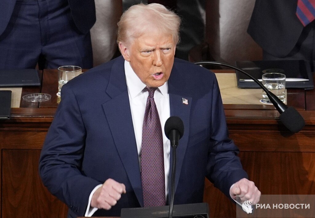 Ультиматумы и угрозы будут основным инструментом внешней политики Трампа в 2026 м предупреждают в институте мировой экономики и международных отношений РАН Штаты продолжат применять таможенные пошлины экспортные и инвестиционные ограничения для принуждения других стран к заключению асимметричных сделок в интересах США Вместе с тем полагают эксперты угрозы будут сочетаться с гибким подходом если это позволит продемонстрировать избирателям какие либо внешнеполитические победы Подписаться на РИА Новости