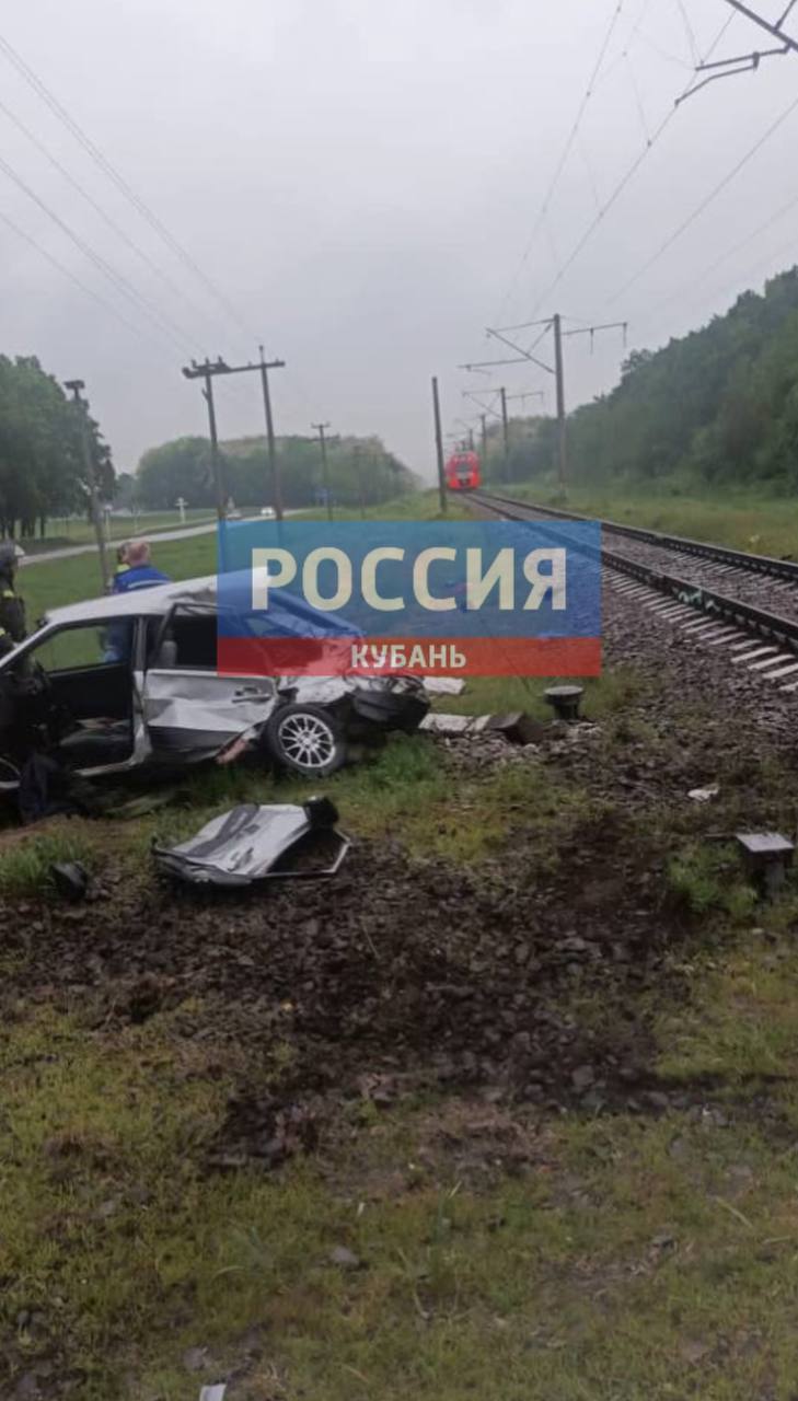 Легковушка выехала на ж/д пути прямо под электропоезд Машинисту «Ласточки» пришлось применить экстренное торможение между станциями Васюринская и Варилка. Но столкновения не удалось избежать, электричка снесла автомобиль. По предварительной информации, в результате ДТП погиб водитель отечественного авто. — Краснодарской транспортной прокуратурой проводится проверка исполнения законодательства в сфере безопасности движения и эксплуатации железнодорожного транспорта, — добавили в . Быть в курсе Прислать новость