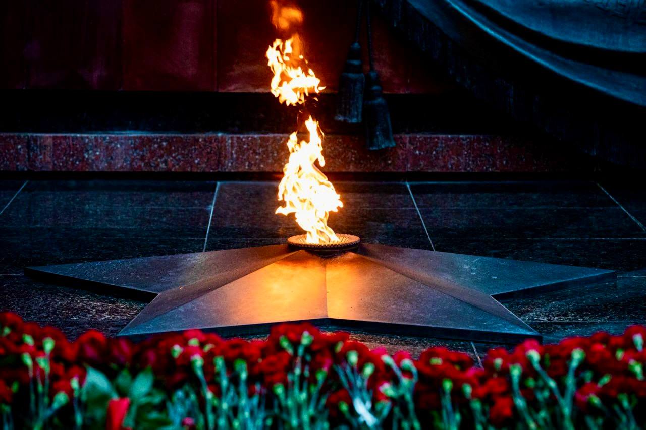 Профилактику Вечного огня проведём в преддверии Дня памяти и скорби «В четверг, 19 июня, состоится профилактика Вечного огня на Могиле Неизвестного солдата в Александровском саду. Это очень ответственная работа, повышенной сложности, поэтому к ее проведению привлекаются самые опытные специалисты газового хозяйства столицы. Впервые там зажгли священный огонь 8 мая 1967 года, и вот уже 58 лет он на боевом посту», – рассказал заместитель Мэра Москвы Петр Бирюков. Профилактика занимает примерно 40 минут. На время проведения работ пламя переносится специальным факелом на временную горелку – точную уменьшенную копию основной. Звезду мемориального комплекса специалисты приподнимут и отнесут в сторону, после чего заменят запальники, которые постоянно находятся под напряжением, и проверят работоспособность всех систем. Мемориал оснащен системой тройного резервирования, поэтому ни дождь, ни снег, ни ветер никогда не смогут погасить пламя. Вечный огонь находится под круглосуточным контролем сотрудников АО «Мосгаз». Они ежедневно проводят его плановые осмотры, раз в месяц – техническое обслуживание. Дополнительная профилактика предусмотрена перед Днем защитника Отечества и Днем Победы.