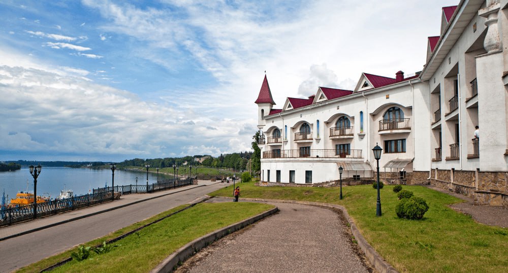 Пятерка крупнейших гостиничных операторов в России поменялась с точностью до наоборот До 2022 года в пятерку крупнейших гостиничных операторов России входили четыре международные компании и лишь одна российская По итогам 2025 года четыре первые позиции занимают российские компании причем число номеров под их управлением выросло в разы Все подробности в материале RTN rata ru