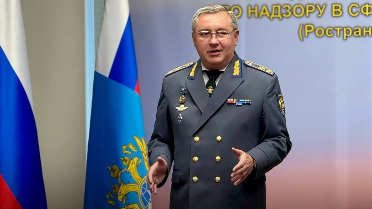 Михаил Мишустин назначил Виктора Гулина главой Ространснадзора В 2008 году Виктор Гулин перешел в Ространснадзор, где трудился на различных должностях. В 2019 году стал заместителем руководителя службы. В апреле 2025 года, после ухода руководителя Ространснадзора Виктора Басаргина на пенсию, Виктор Гулин был назначен временно исполняющим обязанности главы ведомства. Виктор Гулин родился в 1976 году в деревне Кукарино Можайского района Московской области. В 1998 году окончил Московский государственный университет путей сообщения. После учебы в вузе работал бригадиром, мастером участка производства, затем – заместителем начальника локомотивного депо Лобня по ремонту, техническим директором ООО «Тверской экспресс». #кадровые_изменения