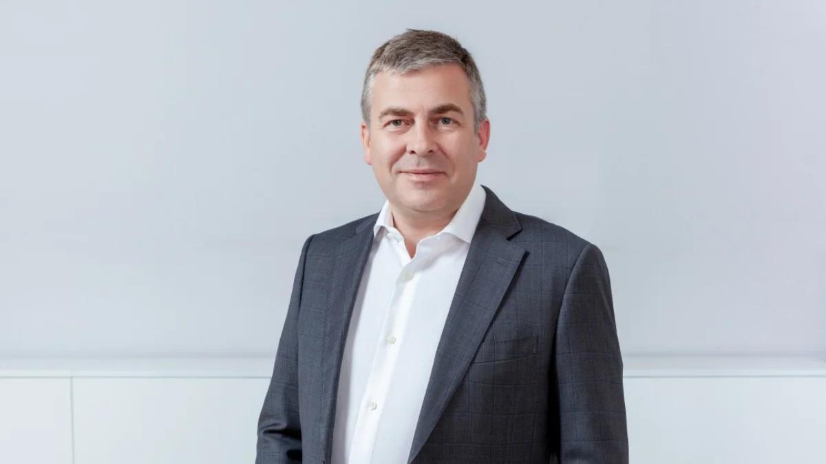 В России появился новый миллиардер из фармацевтики По оценке Forbes, капитал председателя совета директоров и совладельца фармацевтической компании «Промомед» Петра Белого преодолел отметку в $1 млрд. Основа состояния Белого — контрольный пакет акций ПАО «Промомед» около 88% . Акции фармацевтической компании торгуются на Московской бирже. В понедельник, 9 июня, цена одной акции «Промомеда» в ходе вечерней сессии достигала 420,85 рубля, то есть стоимость пакета, принадлежащего Белому, равнялась 78,4 млрд рублей. Белый — пятый российский миллиардер, заработавший состояние на производстве лекарств. Сейчас у компании в портфеле более 350 лекарственных препаратов. На долю лекарственных препаратов по эндокринологии и онкологии приходится около 60% выручки «Промомеда». Среди наиболее известных продуктов компании: средства для лечения ожирения «Редуксин» и «Квинсента», хондопротектор «Амбене Био», а также препараты противовирусной терапии против Covid-19 «Арепливир» и «Эсперавир». Подробности на сайте Forbes : Петр Белый Фото Промомед