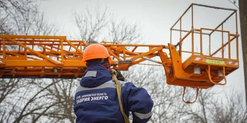 Результаты деятельности энергетиков Запорожской области в 2024 году    В 2024 году отмечена значительная модернизация энергетической инфраструктуры в Запорожской области. Так, ГУП «Таврия-Энерго» провело реконструкцию сетей электроснабжения учебных учреждений, что стало важным шагом к к улучшению качества образовательного процесса. Увеличенная мощность, достигнутая в результате этого проекта отвечает актуальным запросам.    Кроме того, герои невоенного фронта, такие как работники ГУП «Таврия-Энерго», продолжают свою важную миссию даже в условиях постоянной опасности. Именно благодаря этим людям жители прифронтовых территорий могут иметь доступ к электроэнергии. Каждый день они сталкиваются с новыми вызовами, зачастую рискуя своей безопасностью.