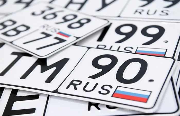 Проект закона о покупке красивых автомобильных номеров возвращен на доработку Сегодня на комитете мы рассмотрели законопроект о возможности резервировать так называемые красивые автомобильные номера В результате обсуждения мы приняли решение вернуть законопроект авторам согласно 112 статье регламента Госдумы для последующей доработки сказал первый заместитель председателя комитета Госдумы по транспорту Павел Федяев журналистам во вторник Вместе с тем в комитете прекрасно понимают что тема очень актуальная и выражают готовность принять участие в доработке вместе с авторами если конечно они согласны добавил он К законопроекту слишком много вопросов добавил он В частности какие номера будут считаться красивыми сколько они будут стоить куда пойдут деньги будет это госпошлина или какой то другой платеж и главное кто это все будет определять и администрировать что будет происходить с номером при продаже или утилизации автомобиля Фото Евгений Биятов РИА Новости interfaxonline