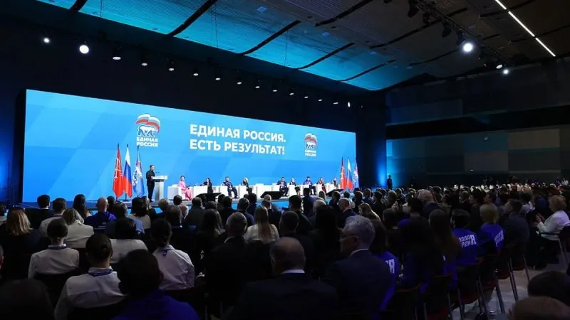 Екатерина Манюк Важно продолжить поддержку школьных музеев как первых центров формирования культурного кода Участники окружного отчетно программного форума Есть результат в Санкт Петербурге представили свои инициативы по развитию культуры Новые предложения сформировали на круглом столе Доступная культура наследие проекты и новые возможности Первое продолжить ремонт и оснащение региональных и муниципальных учреждений культуры По подсчетам экспертов в ближайшие пять лет необходим построить и отремонтировать как минимум 50 детских домов искусств Художник который приходит обучать ребят в светлый класс где есть и холсты и краски и мольберты с большим желанием будет вдохновлять ребят на создание шедевров а молодой человек который мечтает исполнить симфонию Дмитрия Шостаковича обязательно сделают это потому в его детской школе искусств были все необходимые музыкальные инструменты отметила директор Калининградского областного историко художественного музея Екатерина Манюк Участники круглого стола предложили создать условия для производства семейных отечественных фильмов и мультфильмов к 2030 му году запустить на площадках Яндекса и ВКонтакте специальную семейную сертификацию для учреждений культуры Пускай семьи с детьми сами ставят оценки театрам филармониям музеям с точки зрения не только их содержания интересности но и с точки зрения доступности для посещения Такие учреждения подобно как в Яндексе есть знак Хорошее место будут получать знак Друг семьи пояснила Екатерина Манюк На круглом столе предложили активнее продвигать литературу о специальной военной операции Минпромторгу рассказывать о таких книгах а книжным сетям размещать их на видных местах Екатерина Манюк отметила важность поддержки школьных музеев и создания качественных учебников по истории родного края с сентября 2025 года модуль для 5 7 классов ввели но одобренные Минпросвещения пособия есть не в каждом регионе Наши новости в Телеграм VК ОK MAX