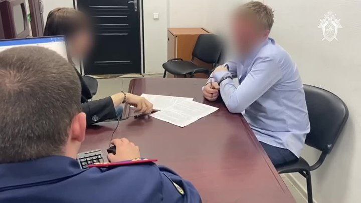 В Новороссийске за мошенничество на скамью подсудимых отправлен 39 - летний предприниматель из Ейска    Мужчина выступил в качестве субподрядчика по двум муниципальным контрактам и похитил более 2 миллионов рублей.   Обвиняемый, обладая информацией, что городское казенное учреждение планирует заключить муниципальные контракты на выполнение работ по строительству газопровода в поселках Абрау-Дюрсо и Федотовка. Мужчина убедил знакомого коммерсанта принять участие в электронном аукционе. В это же время обвиняемый учредил общество с ограниченной ответственностью и выступил в качестве субподрядчика по данным муниципальным контрактам.   Создав видимость добросовестного исполнения взятых на себя обязательств, обвиняемый не в полном объеме организовал выполнение работ на указанных объектах.   Завысив объемы фактически выполненных работ на двух объектах на сумму, превышающую 2 млн рублей.    Уголовное дело направлено в суд Обвиняемому грозит наказание лишение свободы до 10 лет.