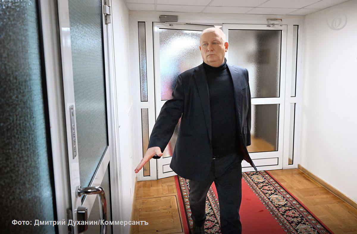 Генпрокуратура требует конфисковать имущество депутатов Анатолия Вороновского и Андрея Дорошенко их родственников и доверенных лиц на общую сумму более 2 8 млрд руб Ъ стали известны подробности иска который направлен в суд Сочи По версии надзора и ФСБ экс министр транспорта Краснодарского края Анатолий Вороновский с 2016 года распределял госконтракты на строительство и ремонт дорог среди компаний в обмен на откаты В организации схемы ему помогали депутат Госдумы Андрей Дорошенко и депутат заксобрания края Александр Карпенко Генпрокуратура требует конфисковать у ответчиков десятки земельных участков квартир и домов их доли в компаниях средства на счетах и ценные бумаги В частности по мнению надзора в казну должно быть обращено 19 предприятий Ъузнал