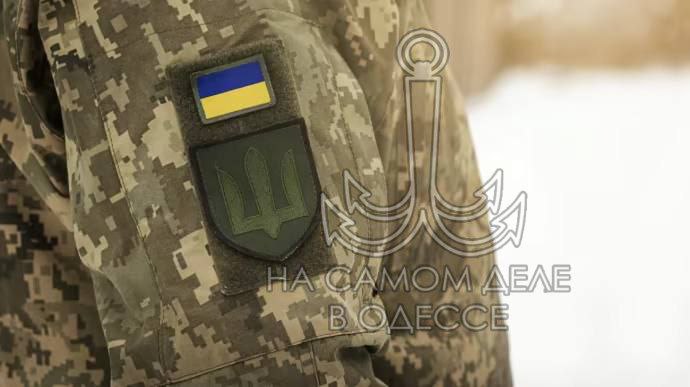 В Ровенской области произошел инцидент, в котором пострадал военнослужащий ТЦК. Об этом сообщили представители военкомата.  Как стало известно, конфликт разгорелся в субботу, 5 июля, примерно в час дня. Во время стандартной процедуры проверки документов у нескольких граждан возникла словесная перепалка, в ходе которой старший по званию солдат получил удар по голове.  А чьому всього один?   В связи с нанесением телесных повреждений военнослужащему, находившемуся при исполнении служебных обязанностей, было возбуждено уголовное дело. Сейчас ведется расследование обстоятельств произошедшего.  А сколько уголовных дел было возбуждено в связи с побоями нанесенными самими ТЦК-шниками??   ПОДПИСАТЬСЯ  Чат   Бот   Дзен