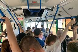 Мэрия призвала автотранспортные предприятия Владивостока наладить работу кондиционеров в автобусах. При этом контроль за температурным режимом в общественном транспорте не входит в перечень полномочий администрации Сегодня, 30 июня, в администрации Владивостока состоялось совещание с представителями автотранспортных предприятий, которые работают на городских маршрутах. Поводом для встречи стали поступающие жалобы от горожан на неработающие кондиционеры в автобусах. Заместитель главы администрации Владивостока Максим Акульшин призвал перевозчиков провести среди водительского состава инструктаж о необходимости включения кондиционеров в жаркую погоду. «Такие ситуации, когда водитель сознательно не включает кондиционер в салоне, просто недопустимы. Я прошу вас лично контролировать эту работу, это ваша зона ответственности», — уточнил Максим Акульшин. Отметим, что системой кондиционирования должны быть оборудованы все городские автобусы, за исключением тех, где это не предусмотрено заводской комплектацией. В случае поломки кондиционеров, автотранспортные предприятия должны оперативно устранить неисправность. При этом, как отмечают специалисты управления транспорта, согласно условиям контрактов, заключенных с перевозчиками, представители городской администрации контролирует лишь вопрос наличия систем кондиционирования. Контроль за температурным режимом в общественном транспорте не входит в перечень полномочий администрации. В связи с этим в Управление Роспотребнадзора по Приморскому краю направлено письмо для осуществления проверки и привлечения к ответственности нарушителей.