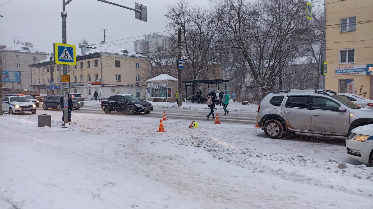 В Кирове на пешеходном переходе сбили девушку  Вчера днем на ул. Попова водитель автомобиля «Renault Sandero» сбил 21-летнюю девушку. В результате ДТП пешеход получила травмы.   Подписаться