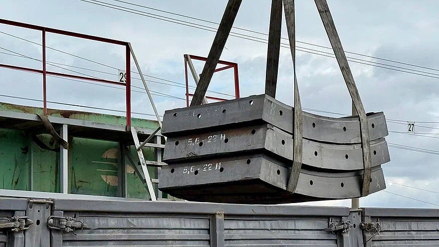 Беларусь Россия ОАО РЖД доставило из Беларуси несущие конструкции для тоннелей будущего Красноярского метрополитена Груз проследовал железнодорожным маршрутом протяженностью 4504 км от станции Пуховичи до станции Красноярск Конструкции доставлены в столицу Красноярского края в полувагоне это крепежные элементы тоннельной обделки предназначенные для защиты подземных сооружений от давления грунта и грунтовых вод Их общий вес 67 тонн Выгрузка из полувагона производилась на площадке терминально логистического центра станции Красноярск с помощью специализированной техники далее автотранспортом тюбинги доставлялись непосредственно на строительные площадки будущего метрополитена Подразделениями ОАО РЖД предоставлен полный комплекс услуг по доставке важного для Красноярска груза от двери до двери включая хранение и перевозку тюбингов нашим автотранспортом до конечной точки маршрута на площадку метро Слаженная работа железнодорожников стала частью процесса по бесперебойному снабжению объектов строительства красноярского метрополитена отметил заместитель начальника Красноярской дирекции по управлению терминально складским комплексом Андрей Трегуб Полное сопровождение процесса перевозки на всех его этапах обеспечивали специалисты Красноярского центра продажи услуг ОАО РЖД Отметим что это одна из первых партий оборудования для Красноярского метро доставленного по железной дороге Оно будет прибывать в столицу Красноярского края по стальным магистралям до февраля 2026 года сообщила служба корпоративных коммуникаций КрасЖД Подписывайтесь XPRESS BY