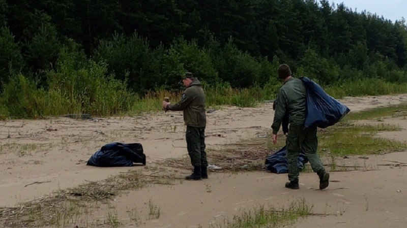 Бутылки пакеты рыболовные сети собрали с берегов Ладоги На берегах Ладожского озера сотрудники и волонтеры Нижне Свирского заповедника регулярно проводят акции по очистке прибрежной зоны Каждый выход заканчивается сбором мешков бытового мусора который выбрасывают на берег волны Среди находок пластиковые бутылки пакеты рыболовные сети и другая упаковка представляющая угрозу для животных Даже один забытый пакет может стоить кому то жизни Мы продолжим чистить берега и надеемся что мусора будет становиться меньше не только благодаря нашим усилиям но и бережному отношению каждого человека к природе отметили в заповеднике Субботники в Ленинградской области проходят на постоянной основе очищают заказники берега акваторий общественные территории и памятные места В таких акциях участвуют также представители власти включая губернатора Александра Дрозденко Подпишитесь на ivbg ru
