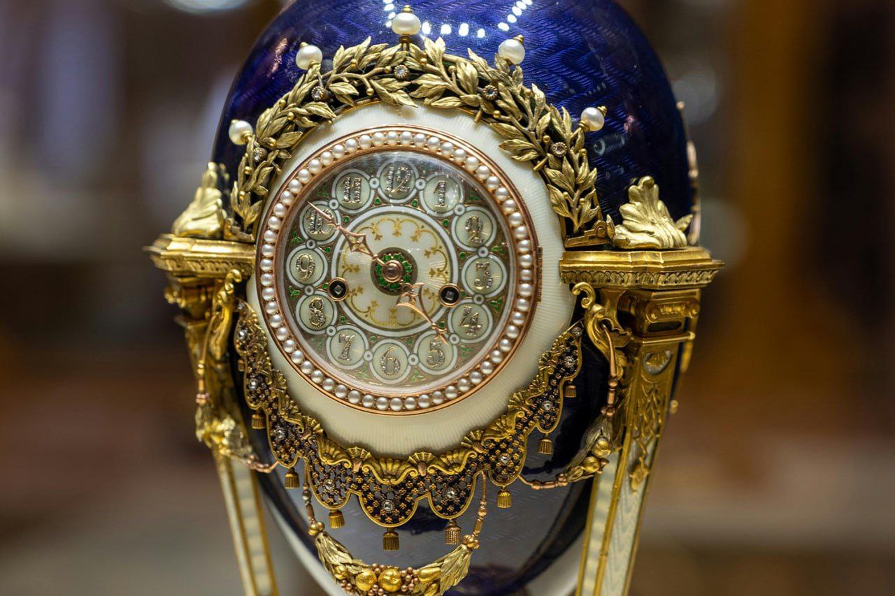 Ювелирный дом Faberge продан инвесткомпании SMG Capital Сергея Мосунова, стоимость сделки составила за $50 млн, пишет The Guardian.    С 2013 года Faberge владела британская компания Gemfields, специализирующаяся на добыче и производстве цветных драгоценных камней. Глава компании Шон Гилбертсон подчеркнул, что бренд Faberge сыграл одну из ключевых ролей в повышении известности продукции Gemfields.   После смены владельца, Faberge сохранит специализацию на ювелирных украшениях, аксессуарах и часах.  Мосунов отметил, что «стать хранителем такого выдающегося и всемирно признанного бренда – большая честь» для него.   Photo by Михаил Крамор / Pexels    Подпишитесь на «Ведомости»