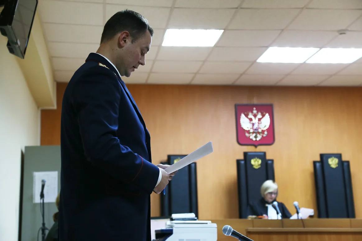 В Оренбуржье незаконно проданный кинотеатр возвращен в собственность региона Здание кинотеатра Сталь в Новотроицке возвращено Оренбургской области Решение принял апелляционный суд по иску прокуратуры Об этом сообщает надзорное ведомство Проверка показала что здание кинотеатра ранее принадлежало региону но в 2006 году его незаконно внесли в уставный капитал частной компании В 2009 и 2010 годах оно было перепродано но земельный участок под кинотеатром не передавался что нанесло ущерб бюджету Прокуратура обратилась с иском в суд и он признал сделки недействительными В итоге здание и земельный участок были возвращены в собственность Оренбургской области kommersant volga
