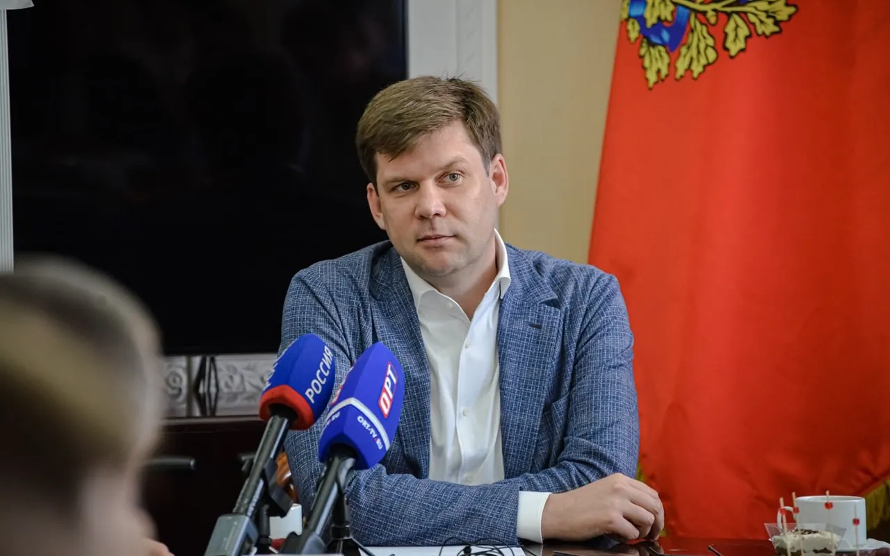 Главе Оренбурга Альберту Юмадилову исполнилось 37 лет 21 апреля мэр города отмечает день рождения Он возглавил Оренбург в декабре 2025 года до этого работал врио главы администрации Ранее занимал должность в префектуре Юго Восточного округа Москвы Юмадилов не раз подчёркивал что сосредоточен на работе в городе и не планирует менять место службы отмечая что впереди ещё много задач Читайте нас там где вам удобно На нашем сайте Подписывайтесь в Дзене В Максе В Одноклассниках В ВКонтакте