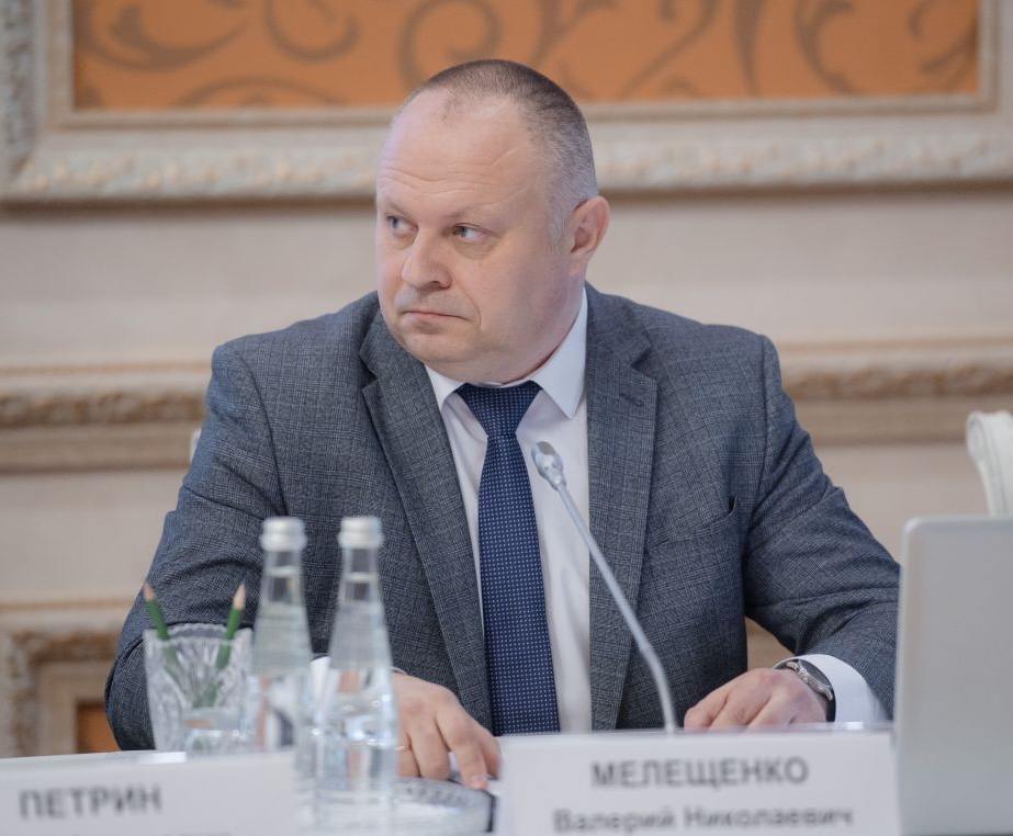Главой Минсельхоза Воронежской области назначен Валерий Мелещенко Указ подписал губернатор региона Александр Гусев Валерий Мелещенко освобожден от замещаемой должности министра по развитию муниципальных образований Воронежской области К работе в новой должности он приступит с 7 октября С 2020 по 2023 год Валерий Мелещенко работал заместителем руководителя департамента начальником отдела переработки и реализации сельхозпродукции и первым замруководителя департамента аграрной политики Воронежской области С 2023 года возглавлял министерство по развитию муниципальных образований региона Алексей Сапронов покинул пост главы Минсельхоза Воронежской области в сентябре 2025 года Он назначен на должность зампредседателя правительства региона agroexpert Наши каналы