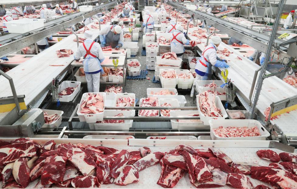 Российский экспорт мяса и мясопродуктов в январе сентябре 2025 года вырос более чем на 14 по сравнению с аналогичным периодом прошлого года до 665 8 тыс тонн Экспорт мяса и пищевых субпродуктов птицы по данным Россельхознадзора увеличился на 5 4 до 287 1 тыс тонн свинины на 35 6 до 205 тыс тонн пищевых субпродуктов мелкого и крупного рогатого скота свиней на 34 до более 65 9 тыс тонн За период увеличились отгрузки живых животных на 86 до 515 4 тыс голов Также из других пищевых групп экспорт рыбы и морепродуктов по итогам девяти месяцев 2025 года составил порядка 1 1 млн тонн говядины более 25 6 тыс тонн Поставки овощей корнеплодов и клубнеплодов из России в январе сентябре 2025 года составили 280 1 тыс тонн Ведомство отмечает что внушительные объемы отгрузок приходятся на картофель 86 2 тыс тонн