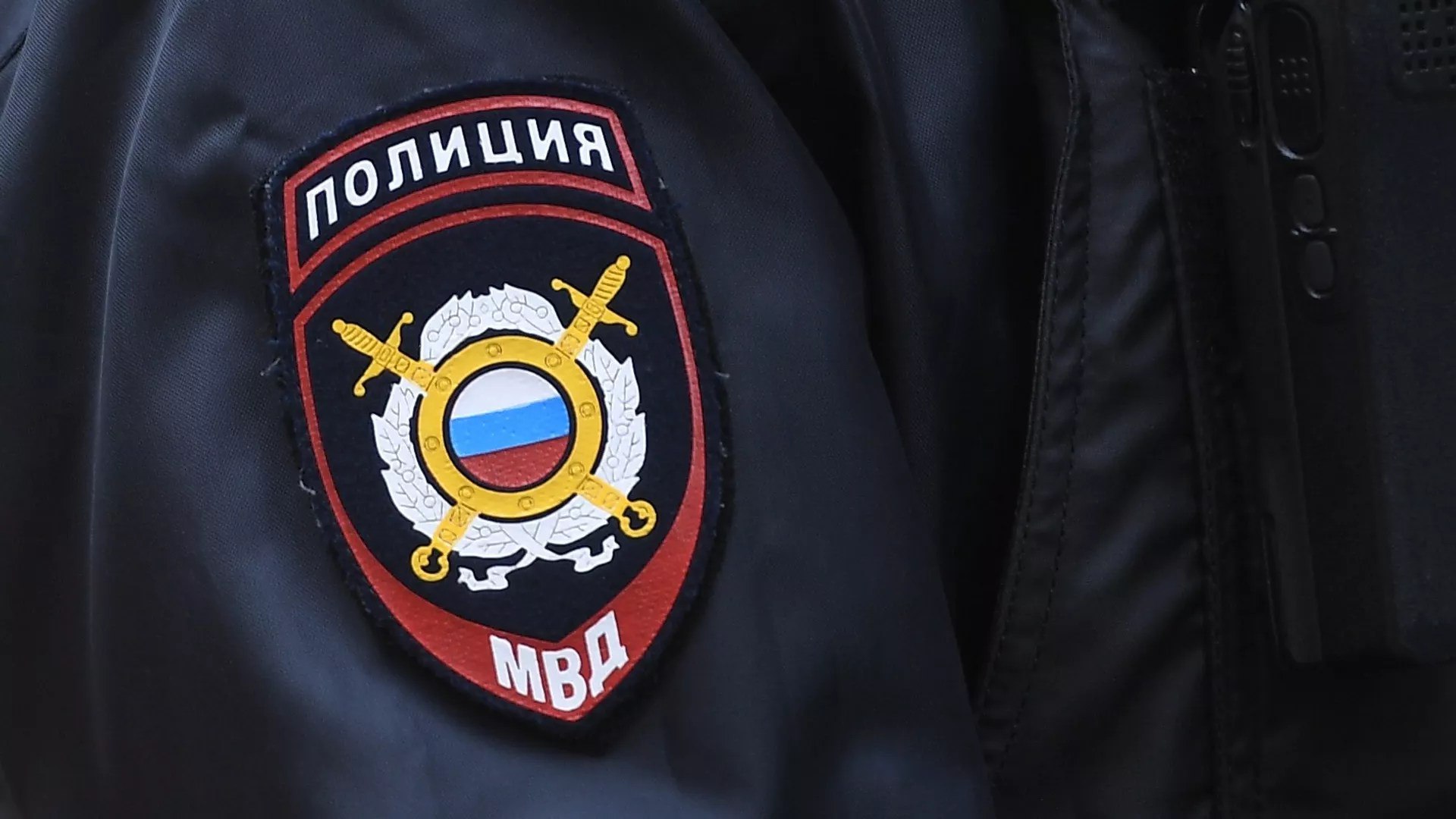 В Екатеринбурге молодую маму избили до сотрясения мозга в офисе управления образования Женщина собиралась подать заявление о переводе ребенка в другой детский сад Подробности сообщает КП Екатеринбург Девушка рассказала что отстояла очередь зашла в кабинет и получила образец заявления после чего вышла заполнить его в коридор Когда она собралась зайти чтобы отдать бумагу в кабинет направилась другая посетительница которая была с двумя детьми Россиянка попросила пропустить ее но просьба только разозлила даму Девушка сообщила что та стала орать и оскорблять В какой то момент она решила пройти в кабинет за одним клиентов как вдруг женщина набросилась на молодую маму Не успела я перейти порог кабинета как эта женщина схватила меня сзади за волосы потащила на себя затем толкнула в кабинет повалила меня на пол Она била меня головой об пол и продолжала таскать за волосы сообщила собеседница Присутствующие видели ситуацию но не вмешивались