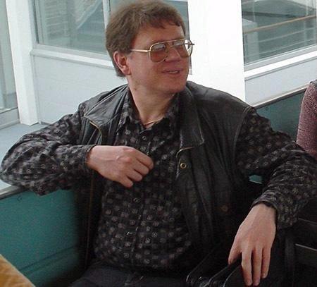 Убийца петербургского журналиста Максимова ушел из СИЗО на войну Отставного полковника МВД Михаила Смирнова который признался в убийстве журналиста Фонтанки Максима Максимова освободили из СИЗО 1 Санкт Петербурга по ходатайству военного комиссариата Его доставили в часть а завтра он отбывает в Воронеж Об этом сообщает Фонтанка Журналист Максимов пропал 29 июня 2004 года во время подготовки материала о том как милиционеры провоцируют чиновников на взятки В ноябре того же года суд присяжных оправдал сотрудника МВД Смирнова по этому делу так как тело Максимова не было найдено Смирнова задержали в мае 2024 года по делу об убийстве директора завода в 1998 году Спустя полгода после задержания он признался в убийстве Максимова рассказал о месте захоронения тела в лесу у поселка Белоостров и заявил о желании уйти на СВО Фото Фонтанка