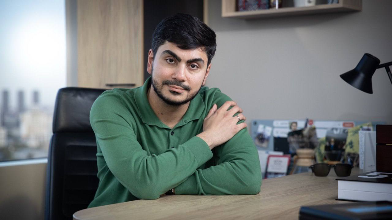 В Сбере развитие генеративного ИИ выделили в отдельный блок Развитие генеративного ИИ который возглавит Антон Фролов ранее занимавший пост СТО VK Фролов сосредоточится на развитии платформ и моделей технологической основе генеративного искусственного интеллекта Блок Технологическое развитие под руководством Андрея Белевцева займется прикладными задачами внедрением генеративного ИИ в продукты экосистемы созданием решений для клиентов и проектами Physical AI Для клиентов Сбера это новые возможности и более удобные сервисы для страны движение к технологическому суверенитету в области искусственного интеллекта banksta