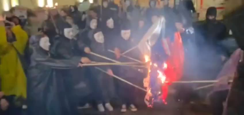 Протесты в Тбилиси: спецназ разгоняет демонстрантов, сжигаются российские флаги