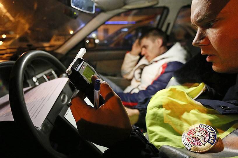 В Башкирии поймали 41 пьяного водителя В пятницу в Башкирии прошли профилактические мероприятия. Всего было выявлено более 1500 нарушений в области дорожного движения. 41 водитель был отстранен от управления за пьяную езду, пять из них понесут уголовную ответственность за повторную езду в пьяном виде. За нарушение правил перевозки детей к административной ответственности привлечены 32 водителя. В рамках соцкампании «Не рули, малай!» поймали двоих подростков без прав. В отношение родителей составлены административные материалы, а двухколесный транспорт помещен на спецстоянку. Моя Уфа. Подписаться Прислать новость